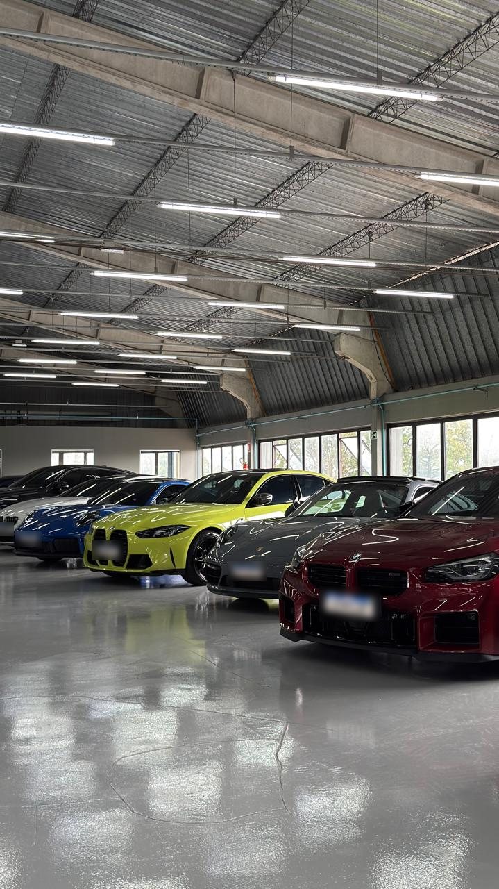 Carros esportivos lado a lado no salão
