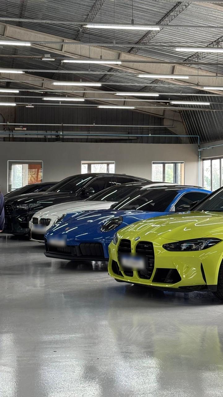 Porsche e BMW no salão da unidade